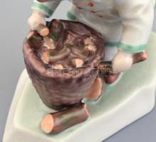 Zsolnay porcelán rőzserakó kisfiú, kézzel festett, jelzett, apró kopásnyomokkal, m:15 cm (tervező:Si...