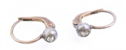 Aranyozott ezüst(Ag) fülbevalópár, kővel, jelzés nélkül, bruttó: 1,02 g