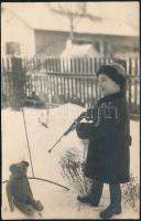 1930 A vadászatot nem lehet elég hamar elkezdeni, kisgyerek játékpuskával és macival, fotó, jó állapotban, 13,5×9 cm