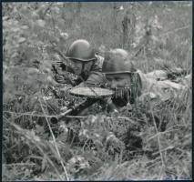 cca 1965 Gyakorlatozó katonák golyószóróval, publikált fotó, megjelent a Hazáért folyóiratban, 10,5×10,5 cm