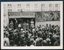 cca 1935 Budapest, Varieté Színpad - utcai művészek bemutatója ideiglenesen felállított színpadon, 6×4,5 cm