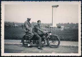 cca 1938 Motoron Budafok felé, fotó, 9×6 cm