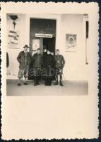 1941 Magyar katonák az erdélyi Bethlen vasútállomás épületének bejáratánál, plakátokkal, hátoldalon feliratozva, 8×6 cm