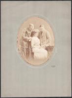 cca 1900 Hölgy és két férfi portréja, fotó kartonon, H. Axtmann plaueni műterméből, 15x12 cm