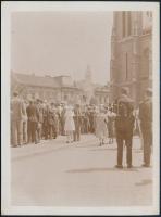 1932 Budapest, az erzsébetvárosi templom előtti Szent Erzsébet-szobor felszentelése, hátoldalon feliratozott fotó, 12×8,5 cm