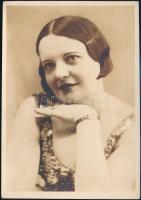 cca 1920-1930 Női portré, feliratozott, pecséttel jelzett fotó Schwarz trencséni műterméből, sarkain törésnyomok, 14,5×10 cm
