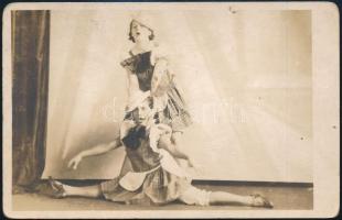 cca 1920 Kis táncoslányok, fotólap, 13,5×9 cm
