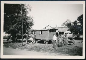 1935 Kál-Kápolna, vándorcirkusz, hátoldalon feliratozott fotó, 9×6 cm