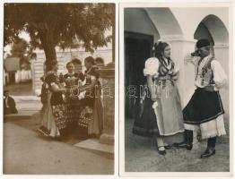 2 db RÉGI magyar folklór képeslap: mezőkövesdi és kapuvári népviselet / 2 pre-1945 Hungarian folklore postcards