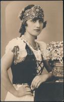 cca 1930-1940 Lány magyaros ruhában, fotólap, 13,5×8,5 cm