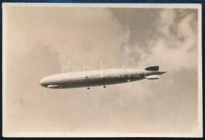 1931 A Zeppelin léghajó Budapest felett, fotó, 8×5,5 cm