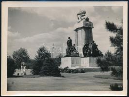 cca 1935 Budapest, Kossuth tér, Tisza István szobra, fotó, 12×9 cm