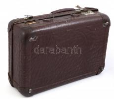 Régi bőrrel bevont, kis méretű  koffer, kopott, egyik zár hiányzik, kulcs nélkül, 11,5x26x39 cm