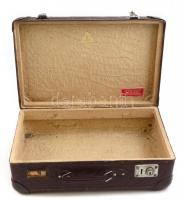 Régi bőrrel bevont, kis méretű  koffer, kopott, egyik zár hiányzik, kulcs nélkül, 11,5x26x39 cm