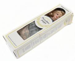 Régi porcelánfejű és végtagú baba eredeti dobozával, h: 38 cm