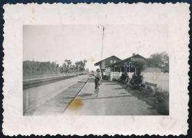 1943 Szántód, vasútállomás, hátoldalon feliratozott fotó, 7,5×5,5 cm
