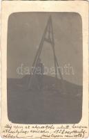 1928 Király-hegy, Királyhely, Králova hola (Alacsony-Tátra, Nízke Tatry); kiránduló a csúcson, "Még nem az akasztófa alatt" felirattal / hiker on the peak. photo (EK)