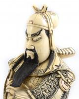 Kínai harcos nagy méretű csont szobor. Kézzel festett jak csontlemezekből. Kivehető lándzsával, mely...