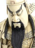 Kínai harcos nagy méretű csont szobor. Kézzel festett jak csontlemezekből. Kivehető lándzsával, mely...