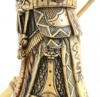 Kínai harcos nagy méretű csont szobor. Kézzel festett jak csontlemezekből. Kivehető lándzsával, mely...