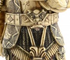 Kínai harcos nagy méretű csont szobor. Kézzel festett jak csontlemezekből. Kivehető lándzsával, mely...