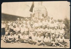 1922 Üllői úti versenypálya, I. ker. Böszörményi úti közs. polg. leányiskola diákjai, Sebes pecséttel jelzett fotója, sarkain kis hiánnyal, 17×11 cm