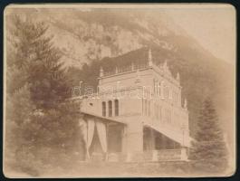 cca 1900 Herkulesfürdő, keményhátú fotó, hátoldalon feliratozva, 8,5×11,5 cm