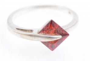 Ezüst(Ag) gyűrű, narancssárga kővel, jelzett, méret: 58, bruttó: 2,85 g