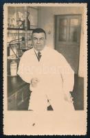 1931 Széki Tibor (1879-1950) gyógyszerész, vegyész, egyetemi tanár, az MTA tagja, Szent-Györgyi Albert munkatársa, hátoldalán feliratozott vintage fotólap, 14x9 cm