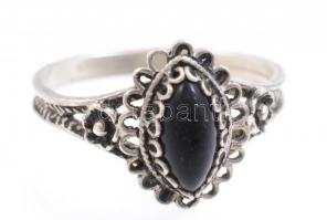 Ezüst(Ag) virágos gyűrű, fekete kővel, jelzés nélkül, méret: 64, bruttó: 2,78 g