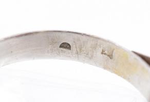 Ezüst(Ag) gyűrű, borostyánnal, jelzett, méret: 55, bruttó: 3,91 g