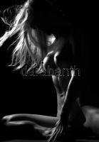 Marácz István (1958-): Meztelen fények. Akt album. Fotókönyv. 105 művészi akt fotót tartalmaz. Bp.,2...