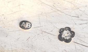 Ezüst (Ag) tálca. XIX. sz., magyar. Gazdagon díszített, florális elemekkel. Jelzett, mesterjegyes / ...