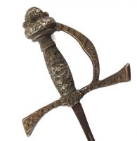 2 db vívótőr. Hungária jelzéssel: figurális díszítésű markolattal. 102 cm