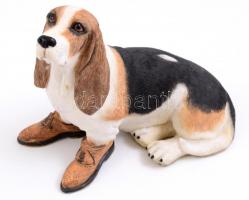 Cipős kutya figura. Műgyanta, jelzés nélkül. 16x11 cm