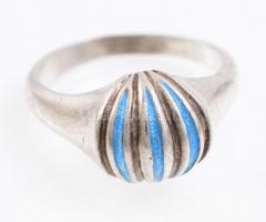 Ezüst(Ag) gyűrű, zománcozott díszítéssel, jelzett, méret: 54, bruttó: 3,94 g