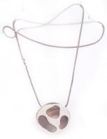 Ezüst(Ag) nyaklánc, gyöngyházzal díszített medállal, jelzett, h: 68 cm, bruttó: 20,56 g