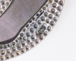 Ezüst(Ag) nyaklánc, gyöngyházzal díszített medállal, jelzett, h: 68 cm, bruttó: 20,56 g