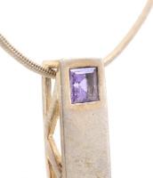 Ezüst(Ag) kígyó nyaklánc, lila köves függővel, jelzett, h: 44 cm, bruttó: 12,05 g