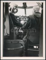 1940-1945 Royal Air Force, a Brit Királyi Légierő 2 db sajtófotója, az egyik radart figyelő katonával, a másikon Lockheed Hudson gép felderítő és bombázó gép pilótafülkéjével, sajtófotók, a hátoldalakon pecsétekkel feliratozva, az egyiken magyar nyelvű felirattal is, 15x20 és 20x15 cm