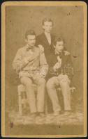 cca 1890-1900 Fiatalurak, keményhátú fotó Horváth Zsigmond egri műterméből, a hátoldalon feliratozva, a felületén kis foltokkal, 10x6,5 cm