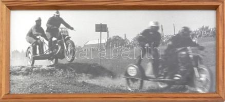Domonkos Tibor: Motorverseny. Vintage művészi fotó a művész hagyatékából. Üvegezett keretben. 10x22 cm