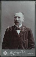 cca 1890-1900 Úriember portréja, keményhátú fotó Bergtraun D. losonci műterméből, a hátoldalon nevekkel feliratozva, 10,5x6,5 cm