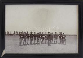 cca 1910 Katonai csoportkép keretben. 12x9 cm