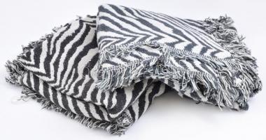 2 db Zebra mintájú ágytakaró, vastag szövet, 150x120 cm, jó állapotban
