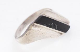 Ezüst(Ag) gyűrű, fekete zománcozott díszítéssel, jelzett, méret: 53, bruttó: 3,88 g