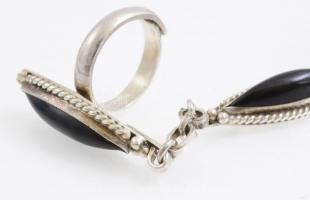 Ezüst(Ag) karperecgyűrű, fekete köves díszítéssel, jelzett, bruttó: 41,82 g