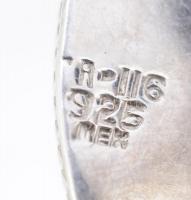 Ezüst(Ag) karperecgyűrű, fekete köves díszítéssel, jelzett, bruttó: 41,82 g