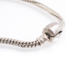 Ezüst(Ag) karkötő, kis díszítéssel, hordó alakú biztonsági zárral, jelzett, h: 20 cm, nettó: 14,16 g