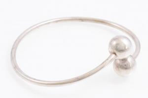 Ezüst(Ag) gömbös karperec, jelzett, 6,5×5,5 cm, nettó: 9,72 g